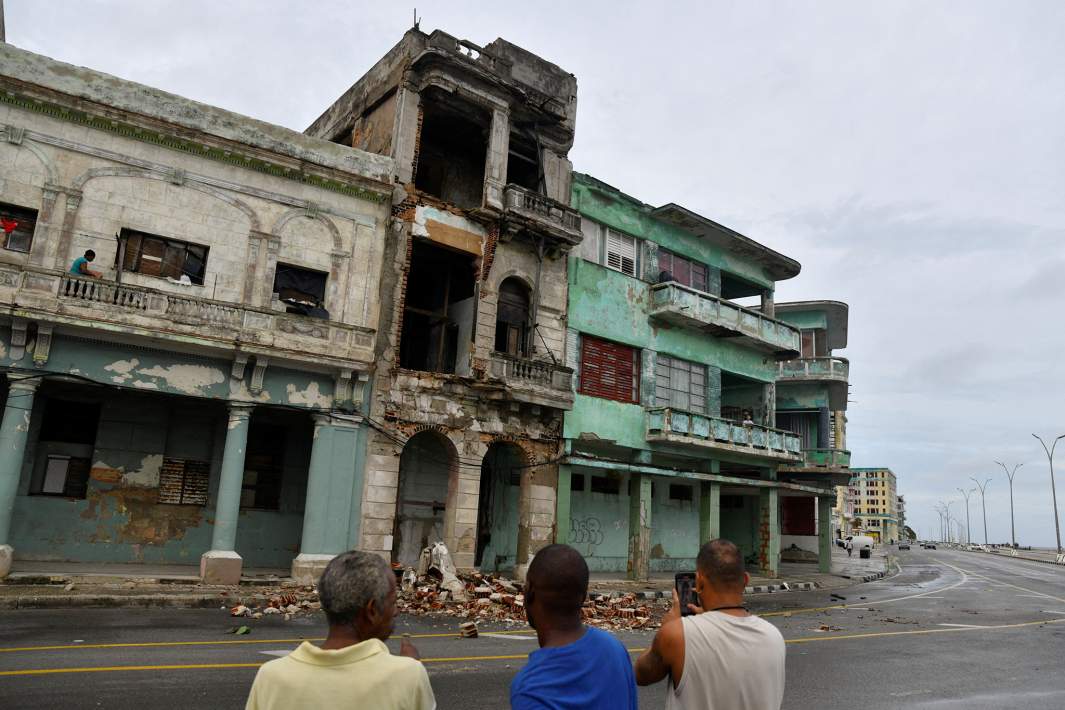 аварийные здания после урагана рафаэльв  кубе