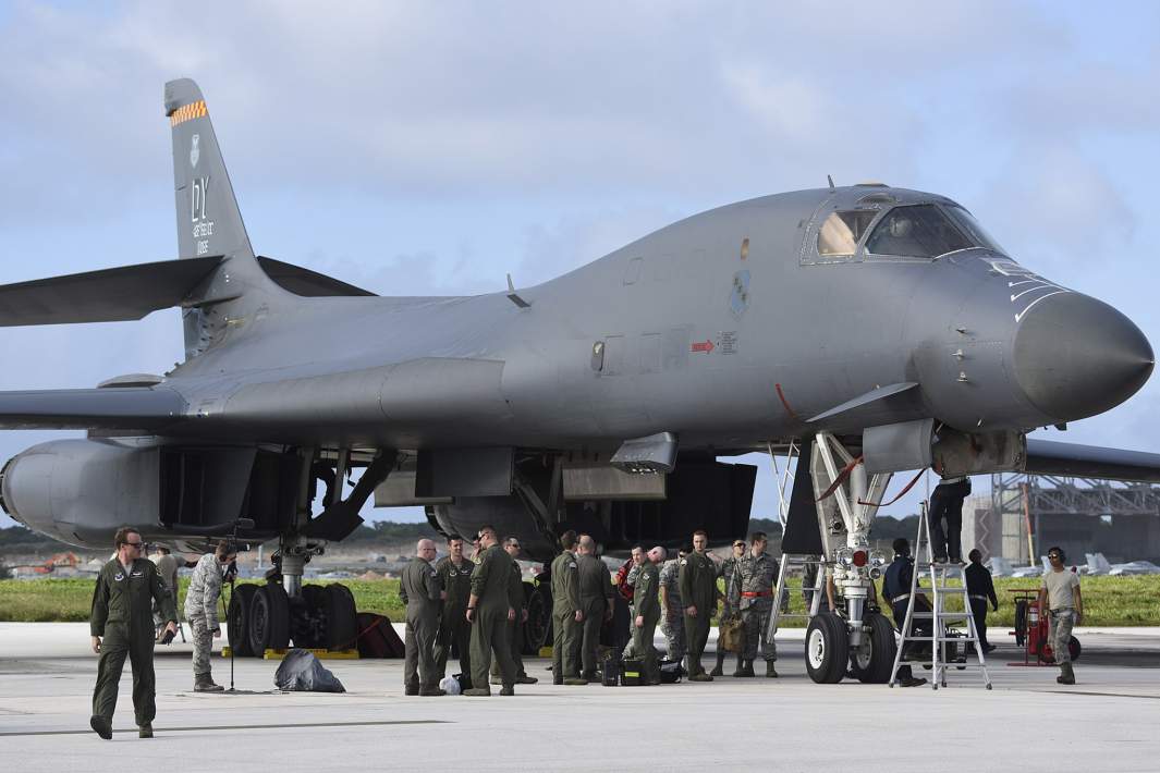 Американский сверхзвуковой стратегический бомбардировщик B-1B на авиабазе Андерсен на острове Гуам