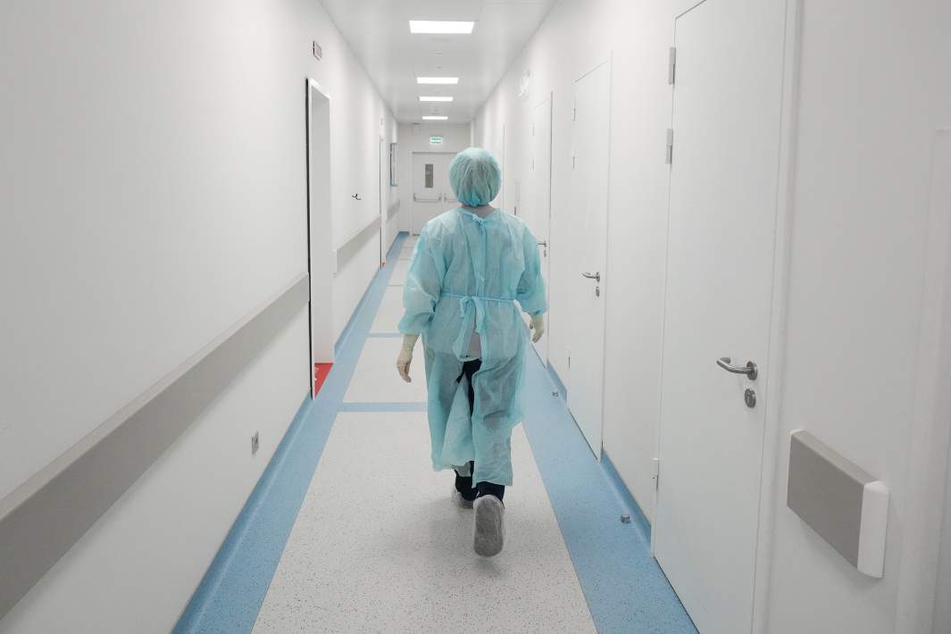 Врач в коридоре