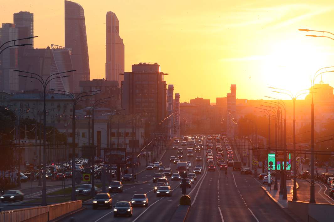 Солнце в Москве Москва-Сити машина трасса