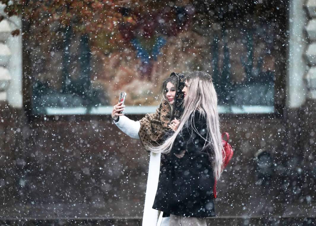 первый снег москва девушки фоткаются