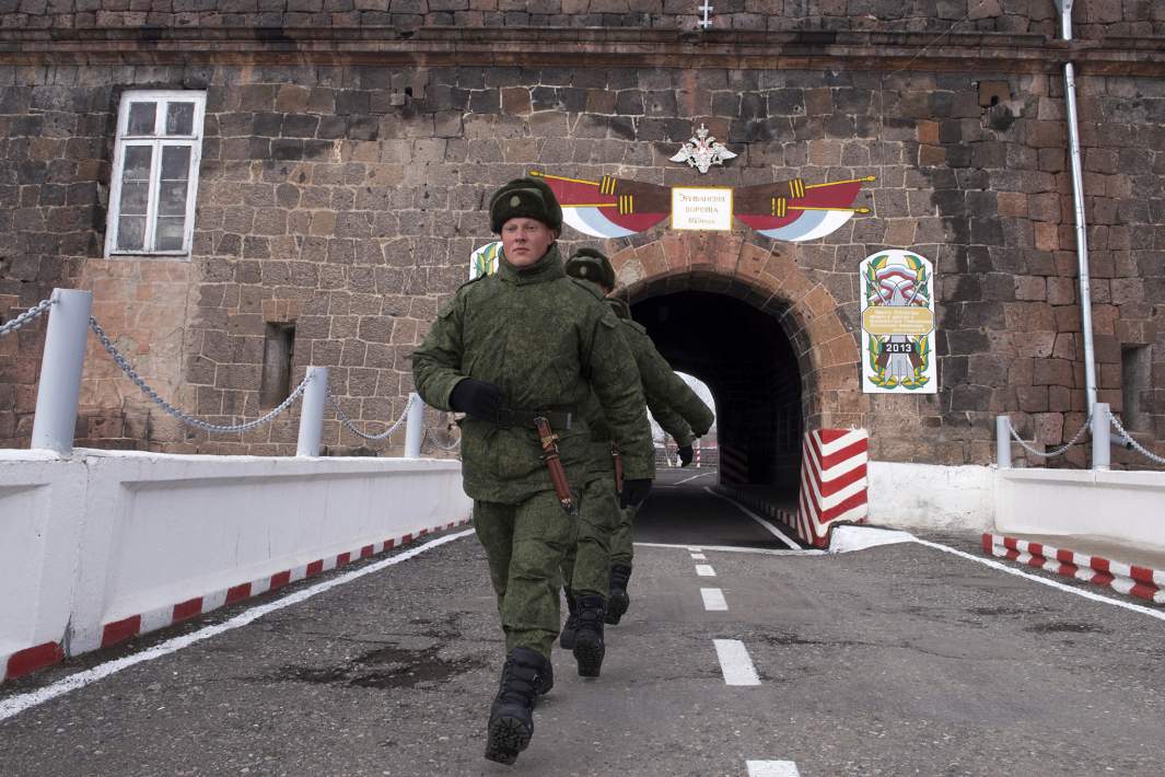 Военнослужащие на территории 102-й российской военной базы Южного военного округа в Гюмри