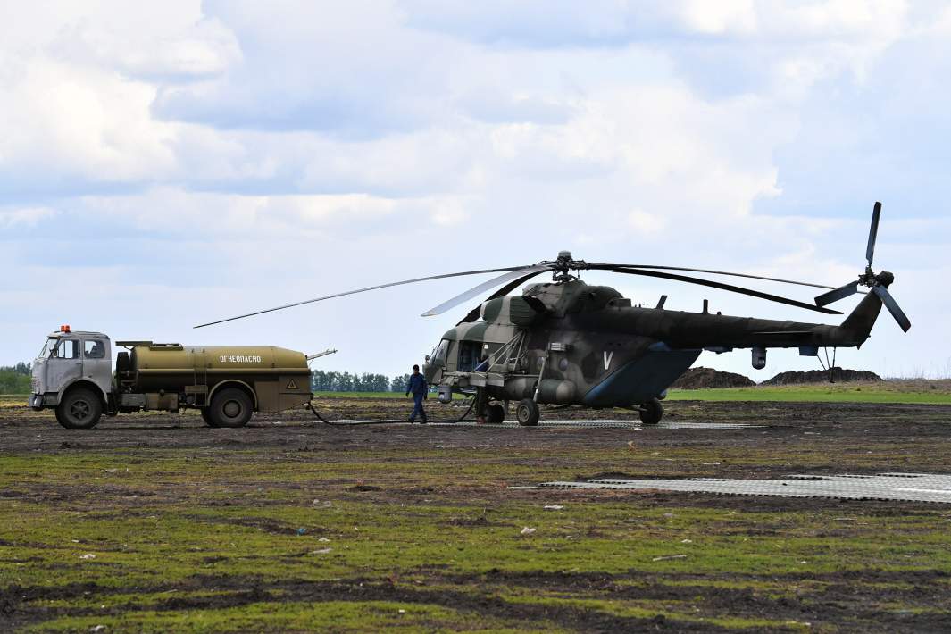 Заправка вертолета Ми-8 АМТШ, задействованного в специальной военной операции на харьковском направлении, на полевом аэродроме