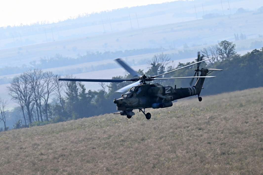 Вертолет Ми-28 во время боевого вылета в зоне специальной военной операции