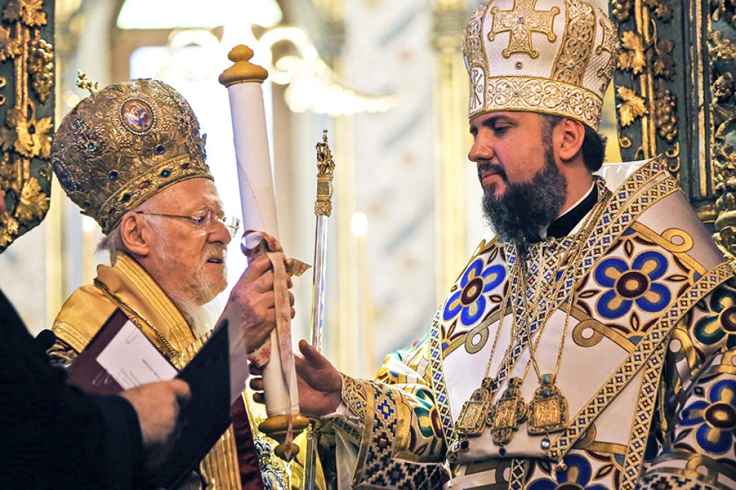 Константинопольский патриарх Варфоломей вручает митрополиту ПЦУ Епифанию томос об автокефалии Православной церкви Украины. 6 января 2019 года