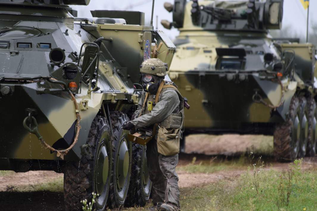 украинский военный моет танки мылом в противогазе