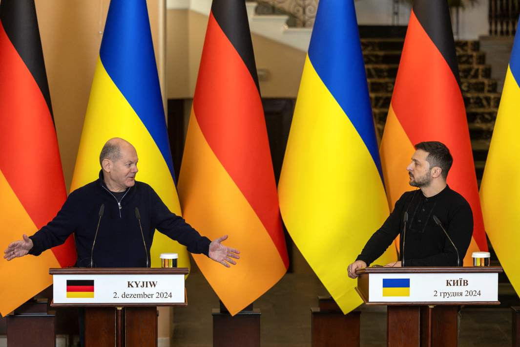 Слева направо: канцлер ФРГ Олаф Шольц и президент Украины Владимир Зеленский (полномочия истекли 20 мая 2024 года)