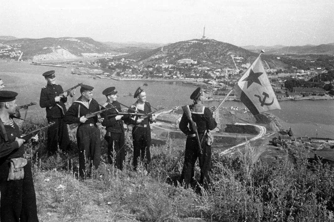 Моряки-десантники Тихоокеанского флота с военно-морским флагом Советского Союза. 1945 год