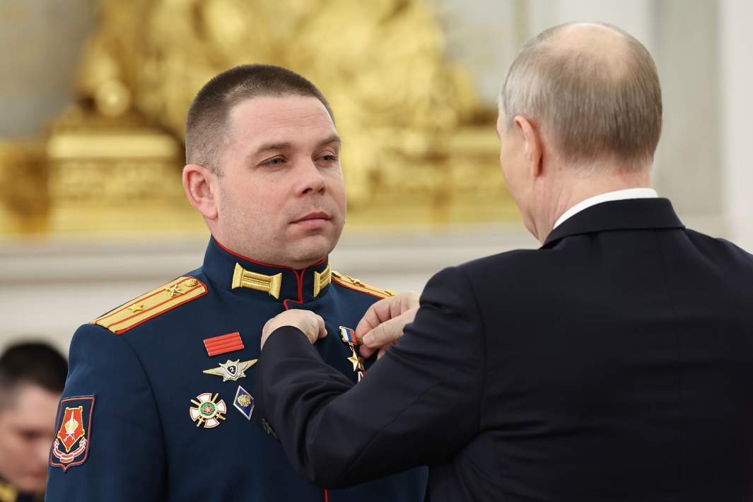 Президент РФ Владимир Путин вручает медаль "Золотая Звезда" Герою России майору Сергею Селиванову 