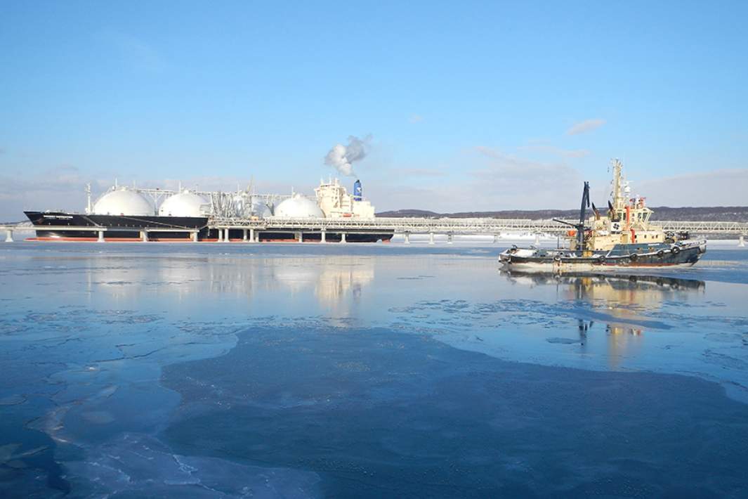 Танкер-газовоз и буксиры для обслуживания и швартовки газовозов завода по производству сжиженного природного газа проекта «Сахалин-2» в заливе Анива