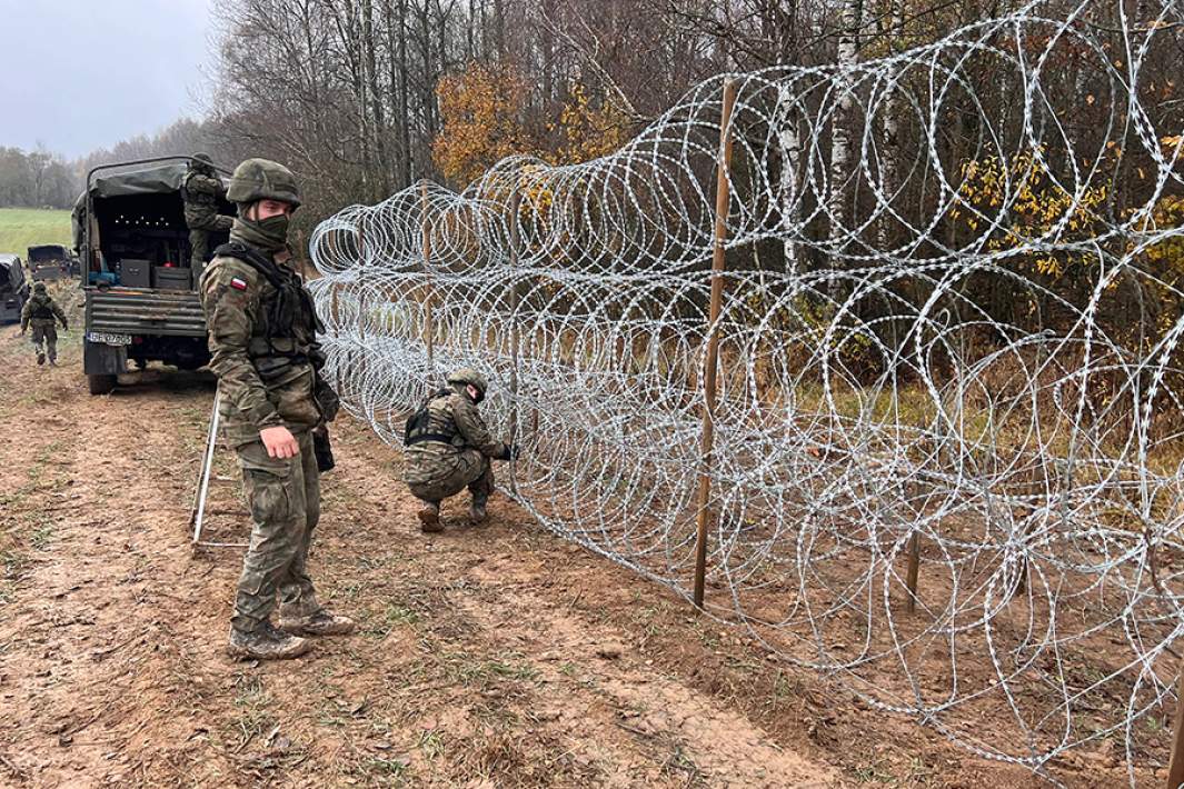 Польша строит забор из колючей проволоки на границе с Россией