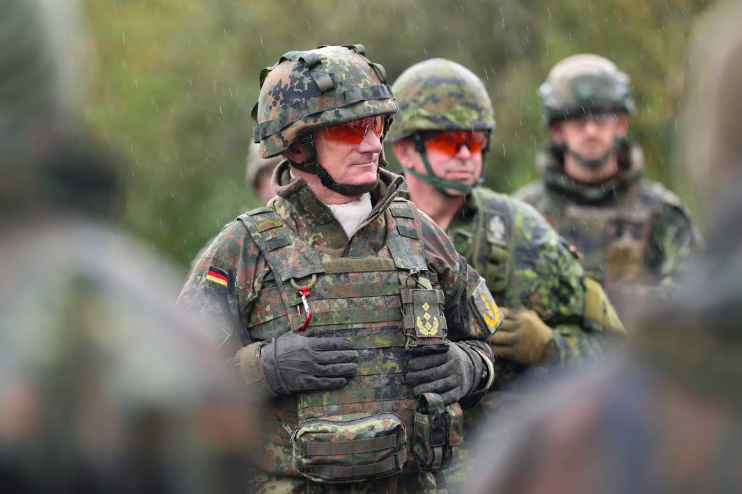 солдаты гермния
