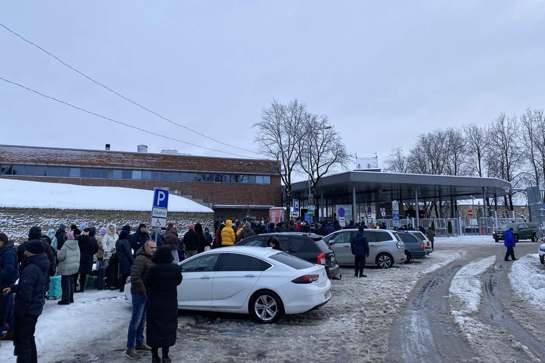 Люди ждут на пограничном переходе в Нарве, чтобы въехать в Россию