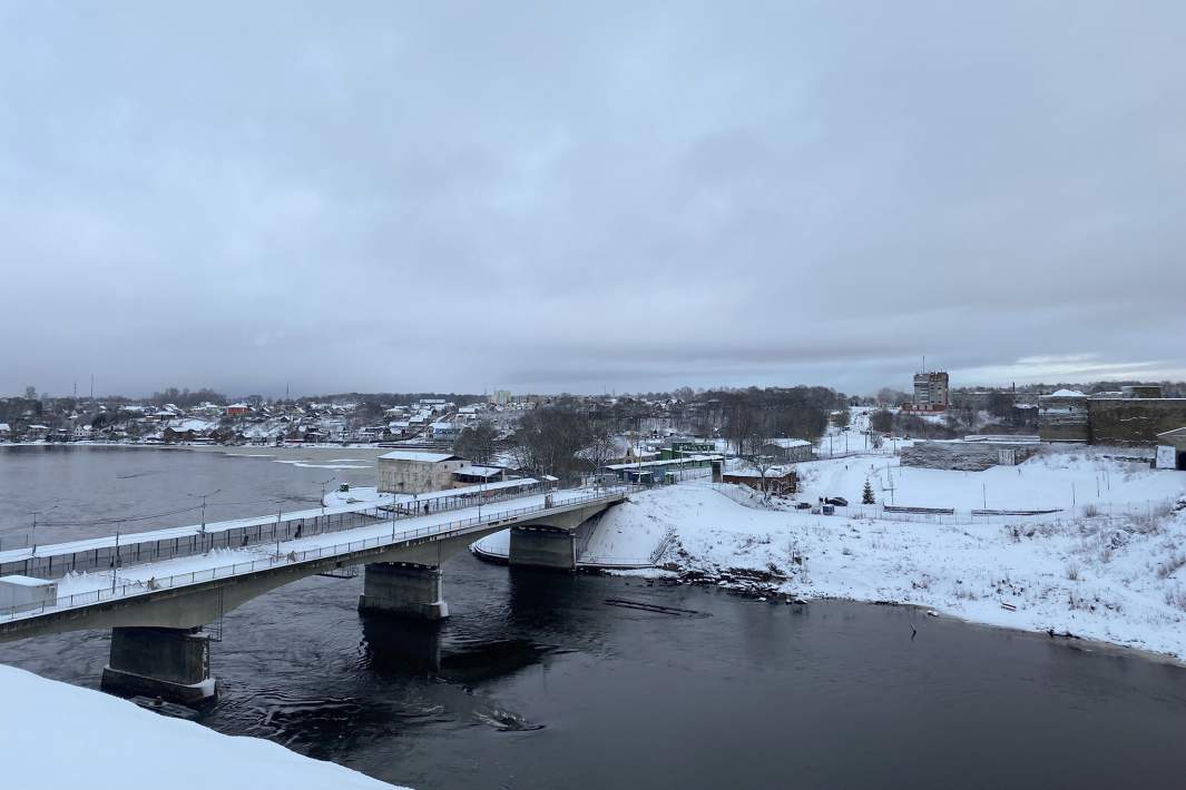Вид на пограничный мост из эстонского города Нарва в Россию