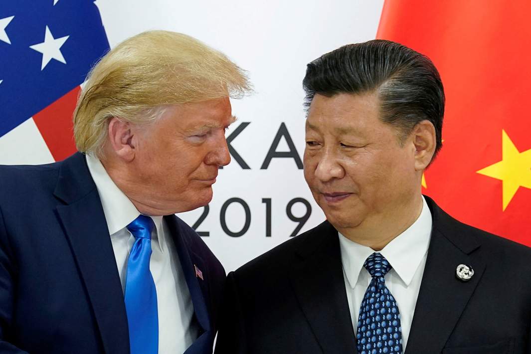Президент США Дональд Трамп и председатель КНР Си Цзиньпин во время встречи на саммите G20 в Осаке. 29 июня 2019 года