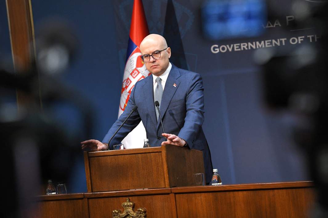 Премьер-министр Сербии Милош Вучевич объявляет об уходе в отставку на пресс-конференции в Белграде