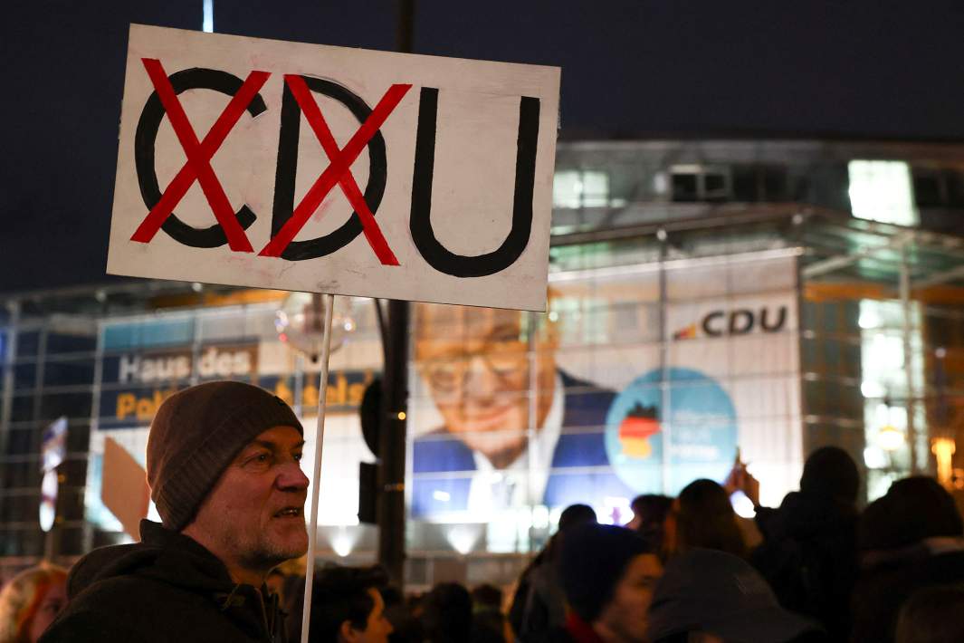 Протест перед штаб-квартирой партии «Христианско-демократический союз» (ХДС) после того, как Фридриху Мерцу удалось провести в парламенте резолюцию, призывающую к ужесточению миграционного законодательства