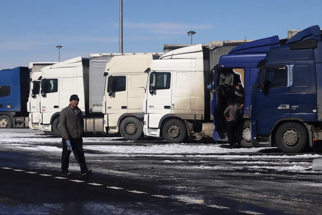 Водители возле своих автомобилей на стоянке