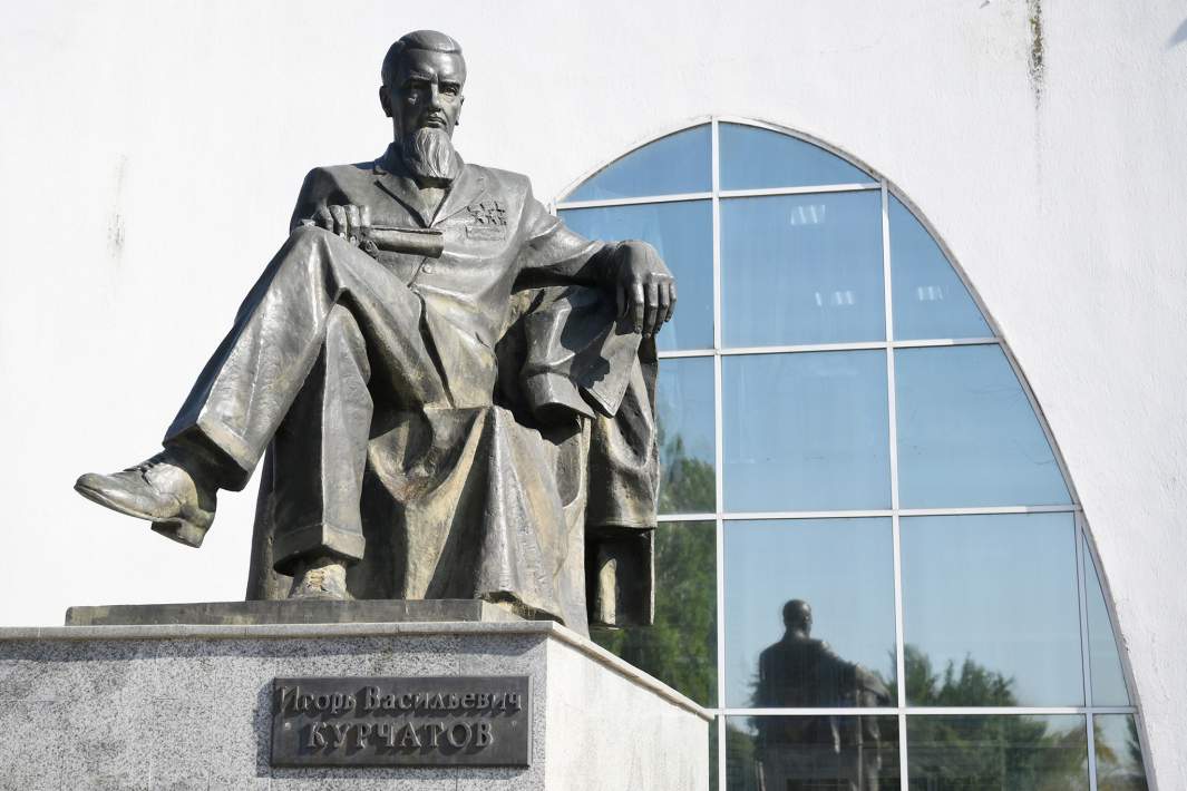 Памятник И.В. Курчатову в Курчатове.