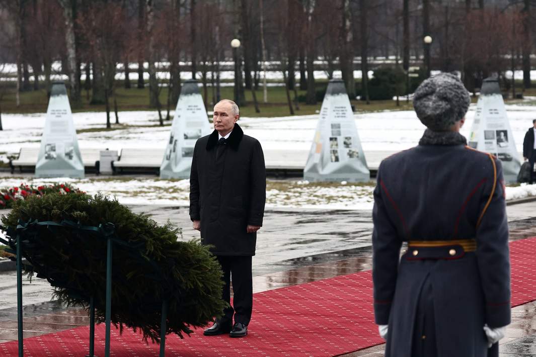 Президент РФ Владимир Путин на церемонии возложения цветов в день 81-й годовщины полного освобождения Ленинграда от фашистской блокады в годы Великой Отечественной войны к монументу "Мать-Родина" на Пискарёвском мемориальном кладбище в память о погибших в годы блокады 27 января 2025 года