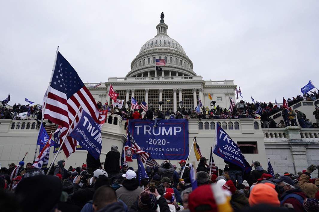 Сторонники Дональда Трампа собрались на ступенях Капитолия в Вашингтоне