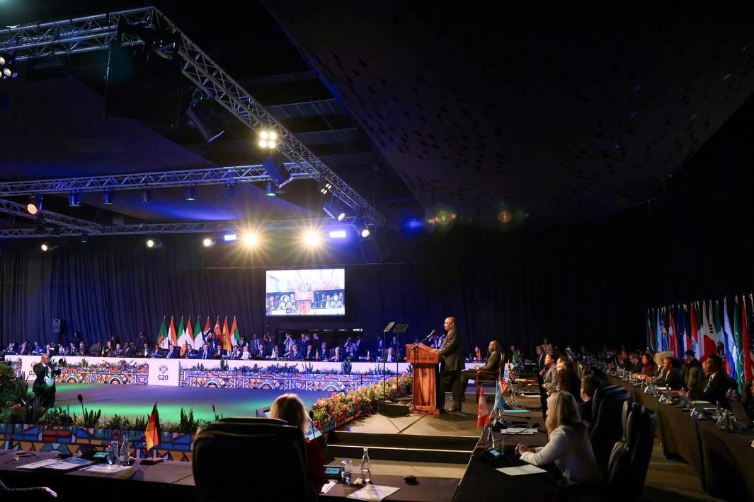 Президент Южной Африки Сирил Рамафоса выступает с речью, официально открывая встречу министров иностранных дел стран G20