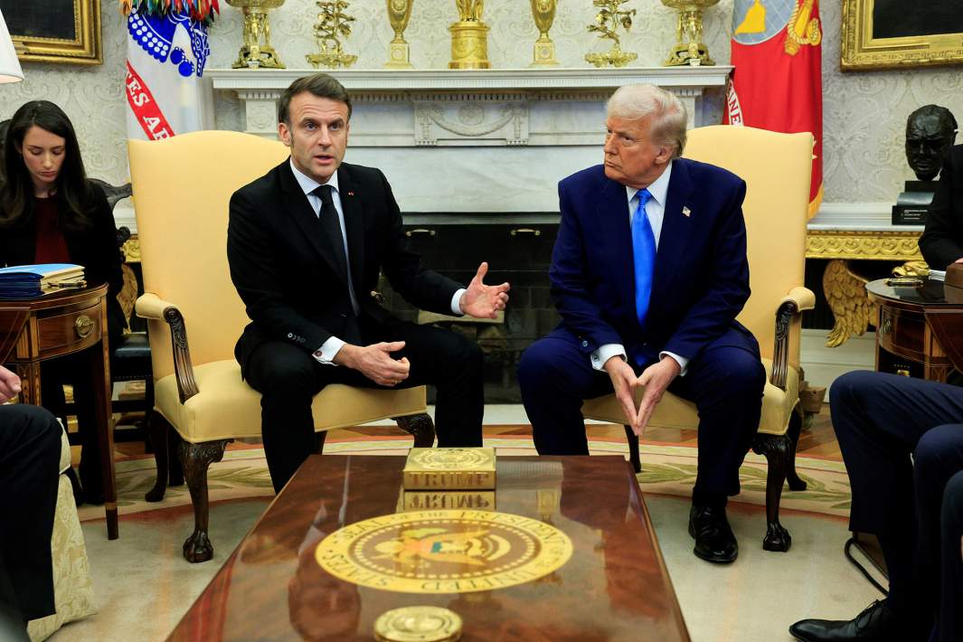 Президент США Дональд Трамп и президент Франции Эммануэль Макрон во время встречи в Белом доме в Вашингтоне. 24 февраля 2025 г.