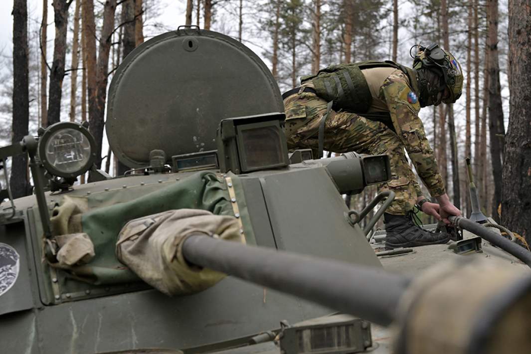 Военнослужащие подразделения тылового обеспечения Ивановского гвардейского соединения ВДВ Вооруженных сил РФ заправляют военную технику топливом в полевых условиях в зоне специальной военной операции.