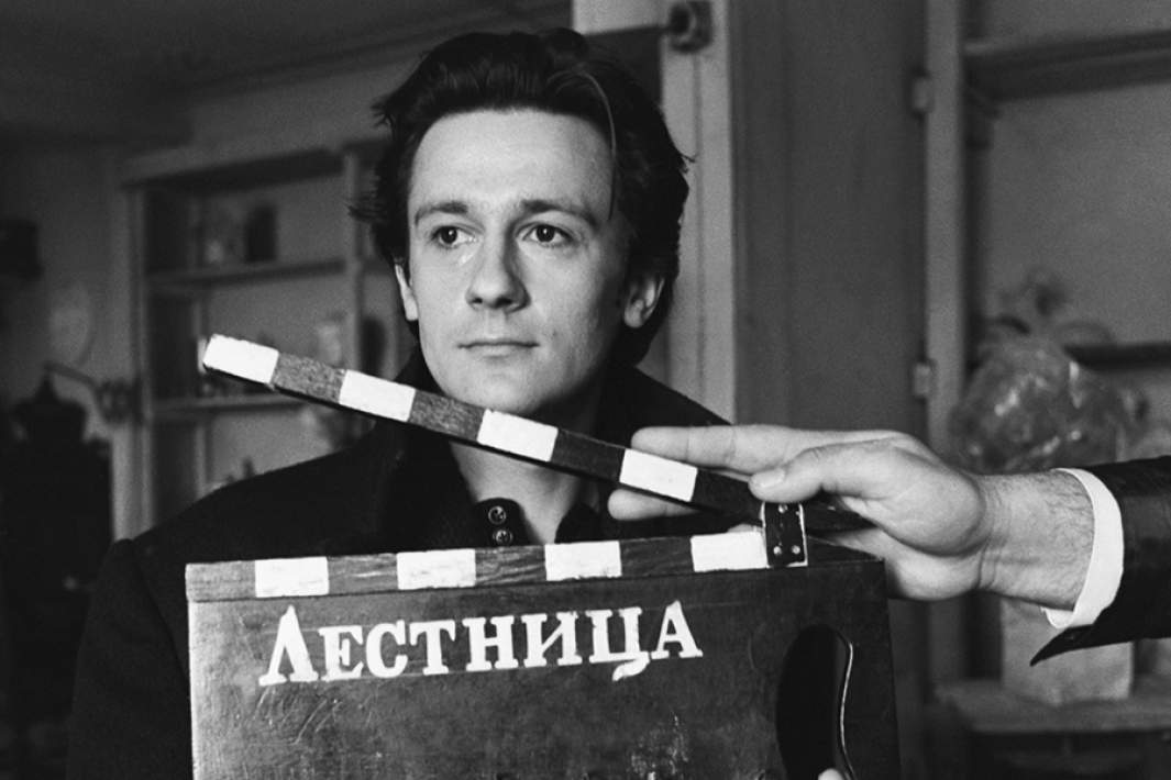 Актер Олег Меньшиков во время съемок одного из эпизодов фильма «Лестница». 1989 год