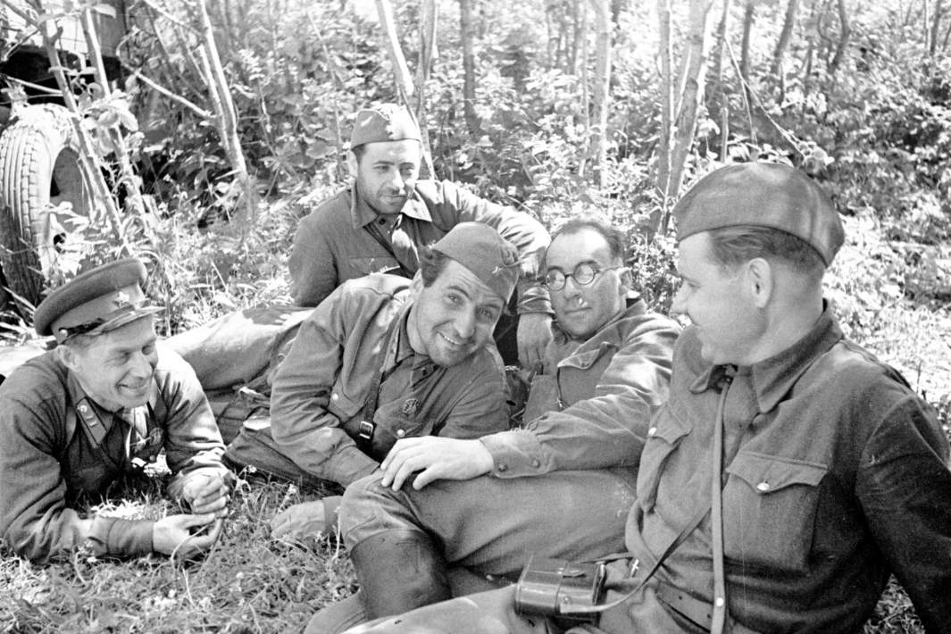 Боевые друзья – фронтовые корреспонденты (слева направо): Оскар Курганов, газета «Правда», Константин Симонов из «Красной Звезды», сотрудники «Известий» Евгений Кригер и Павел Трошкин