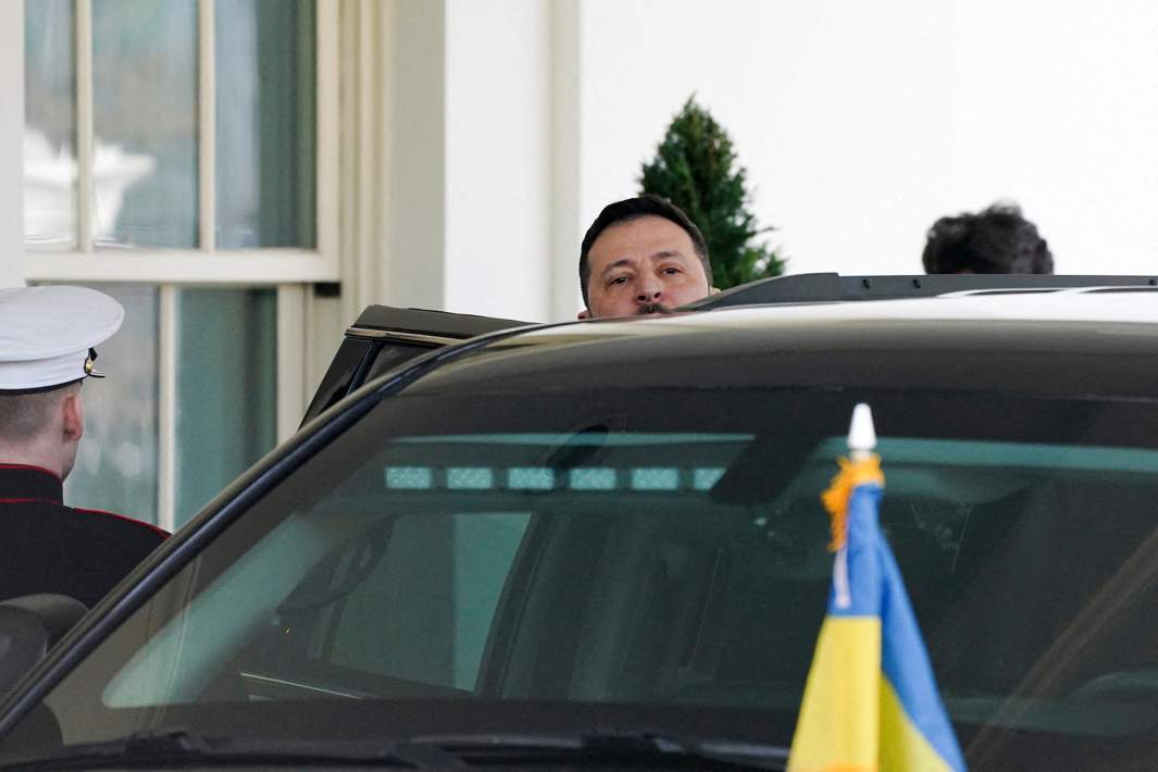 Президент Украины Владимир Зеленский покидает Белый дом после встречи с президентом США Дональдом Трампом