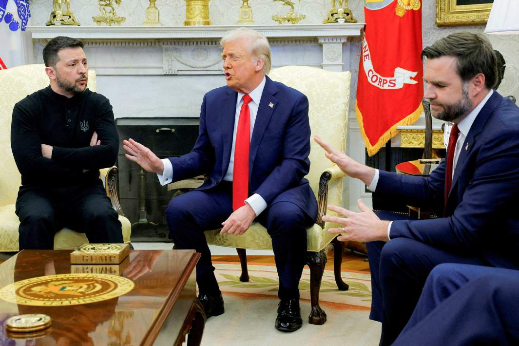 Слева направо: президент Украины Владимир Зеленский, президент США Дональд Трамп и вице-президент США Джей Ди Вэнс в Белом доме в Вашингтоне, округ Колумбия, США, 28 февраля 2025 года