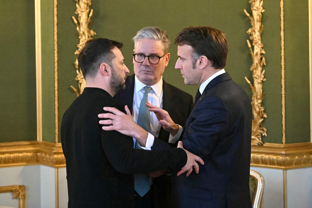 Президент Украины Владимир Зеленский, премьер-министр Великобритании Кир Стармер и президент Франции Эммануэль Макрон во время встречи на саммите в Ланкастер-хаусе в центре Лондона. 2 марта 2025 года