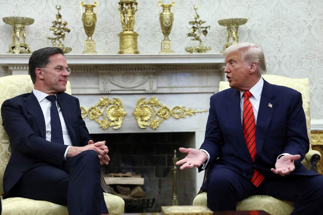 Президент США Дональд Трамп встречается с генеральным секретарём НАТО Марком Рютте в Овальном кабинете Белого дома в Вашингтоне