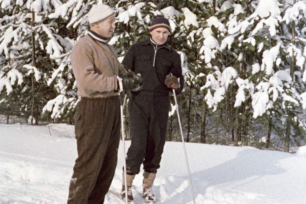 Космонавты Алексей Леонов и Павел Беляев на лыжной прогулке. 1963 год