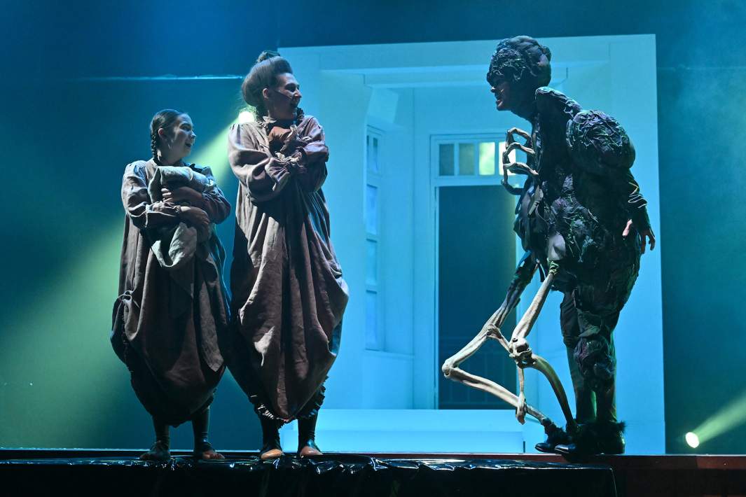 Сцена из спектакля «Превращение»