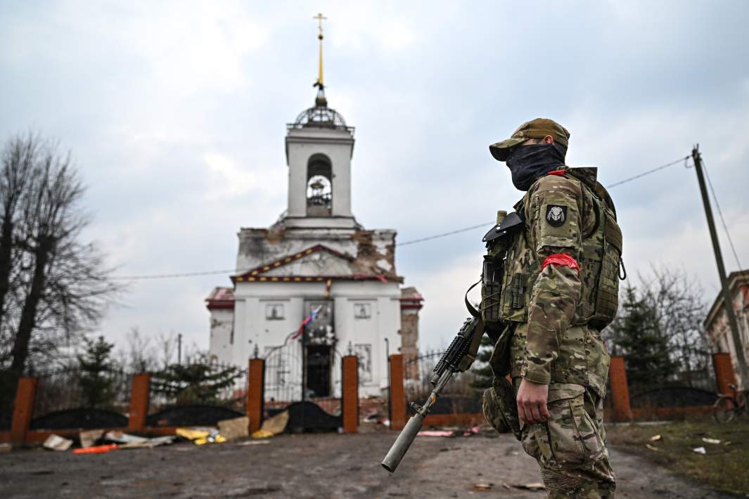 Военнослужащий ВС РФ у церкви Воздвижения Честного Креста Господня в селе Черкасское Поречное в Суджанском районе Курской области