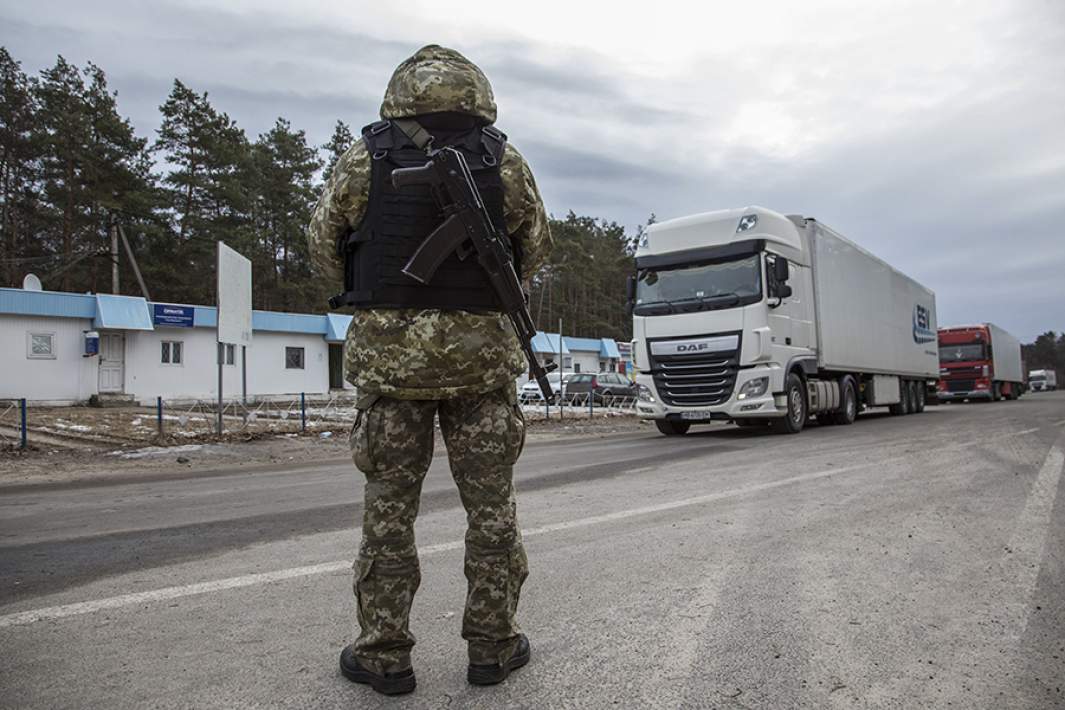 Украинский пограничник на КПП 