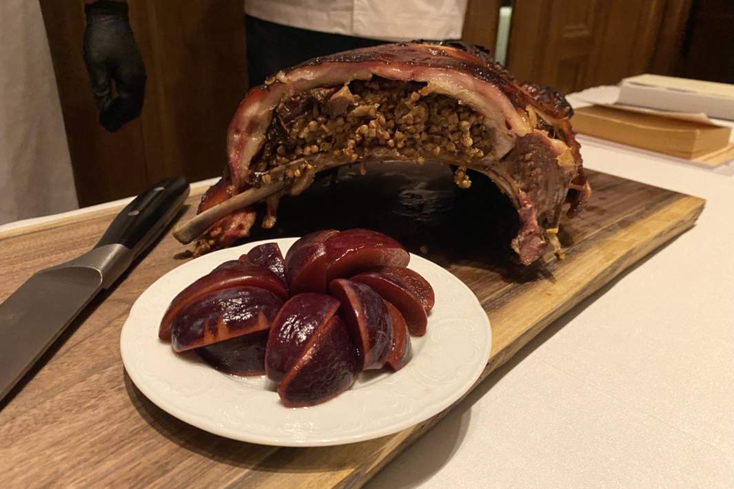 Бараний бок с гречкой и маринованной сливой