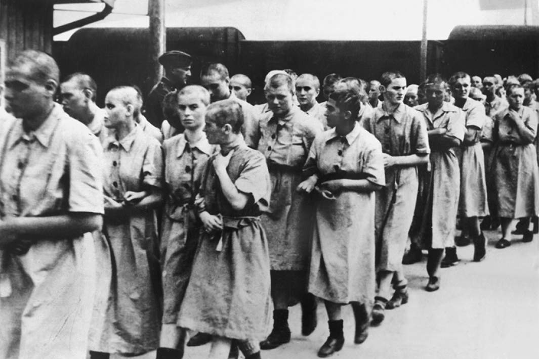 Заключенные концентрационного лагеря Освенцим. 1941 год