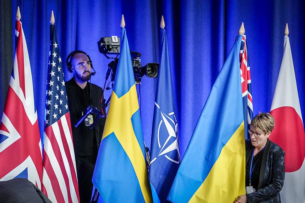 Флаги НАТО и Украины