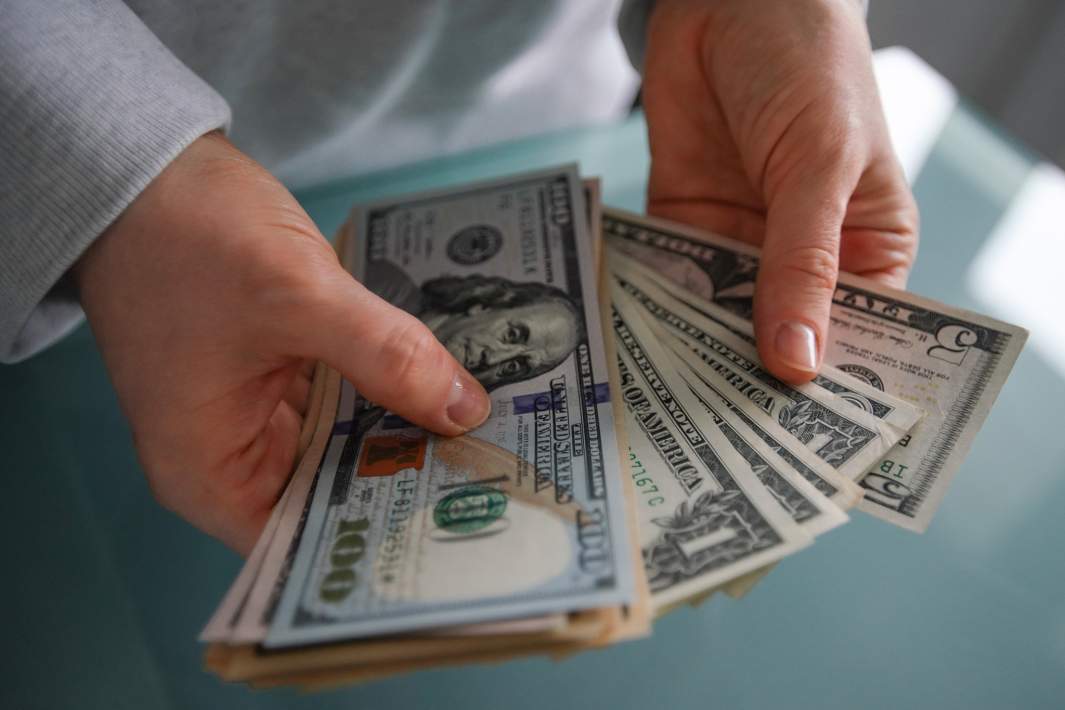 Денежные купюры доллары