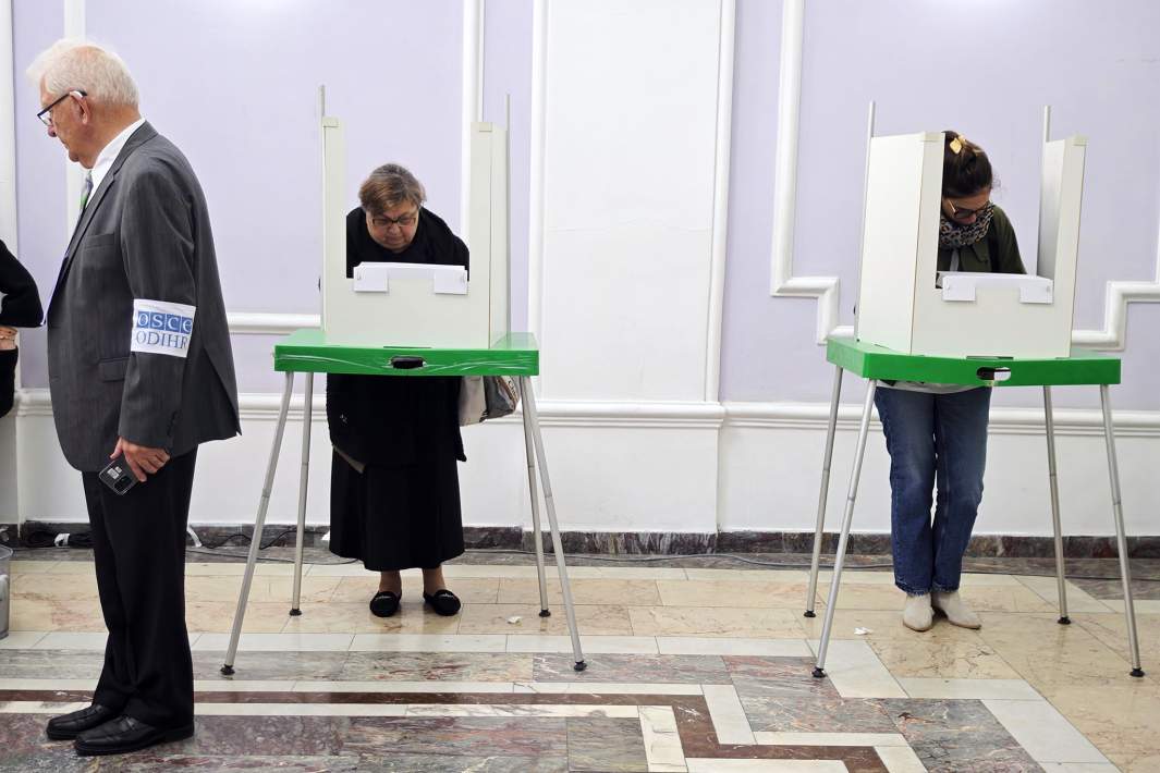 Жители Тбилиси во время голосования на парламентских выборах. 26 октября 2024 года