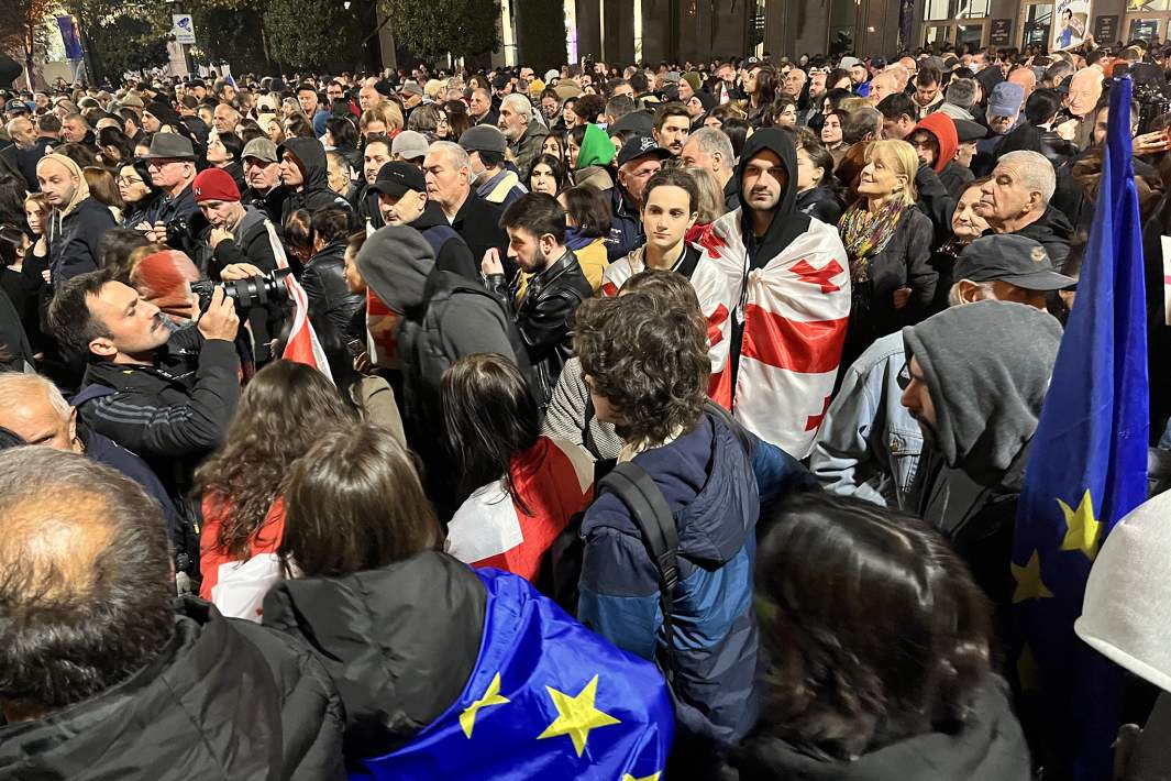 Участники акции протеста против итогов парламентских выборов, прошедших в Грузии 26 октября 2024 года, у здания парламента в Тбилиси