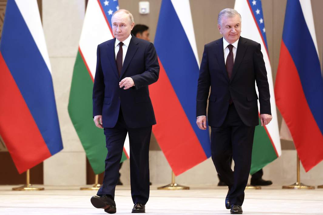 Слева направо: президент РФ Владимир Путин и президент Узбекистана Шавкат Мирзиеев, Ташкент, Узбекистан, 27 мая 2024 года