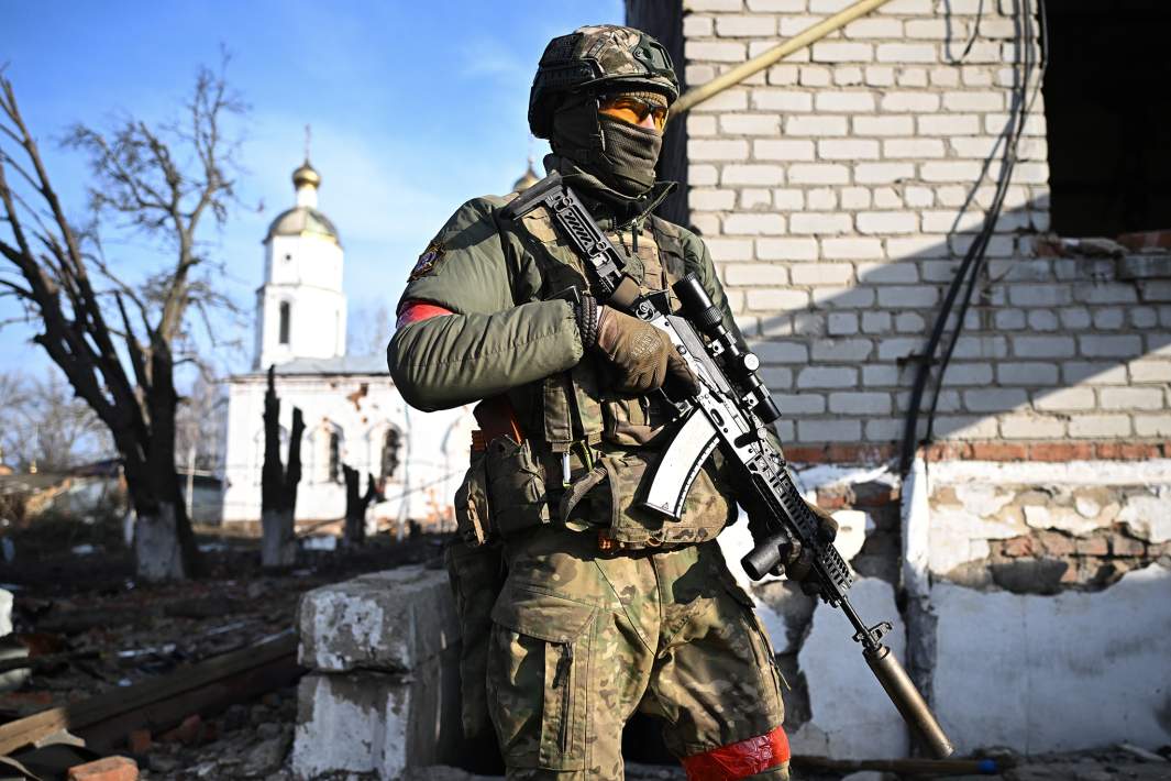 Военнослужащий группы "Аида" спецназа "Ахмат" в селе Казачья Локня в Суджанском районе Курской области