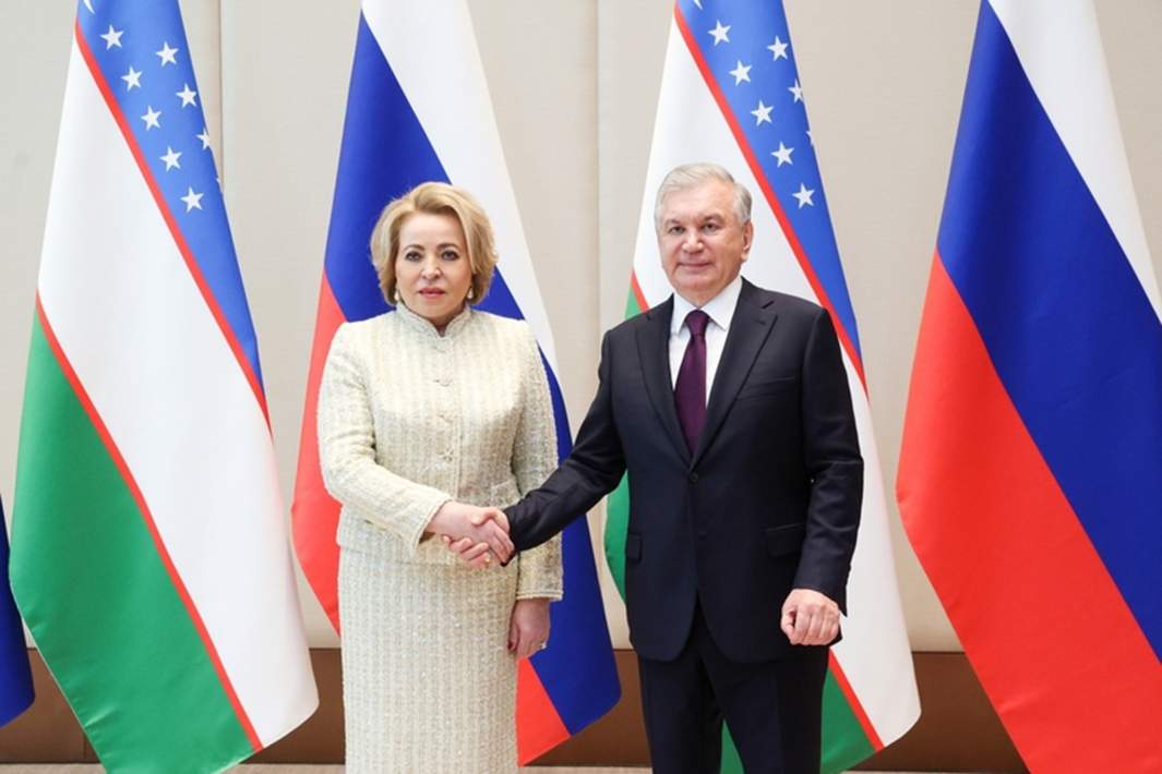 Председатель Совета Федерации РФ Валентина Матвиенко и президент Узбекистана Шавкат Мирзиёев на встрече в Ташкенте