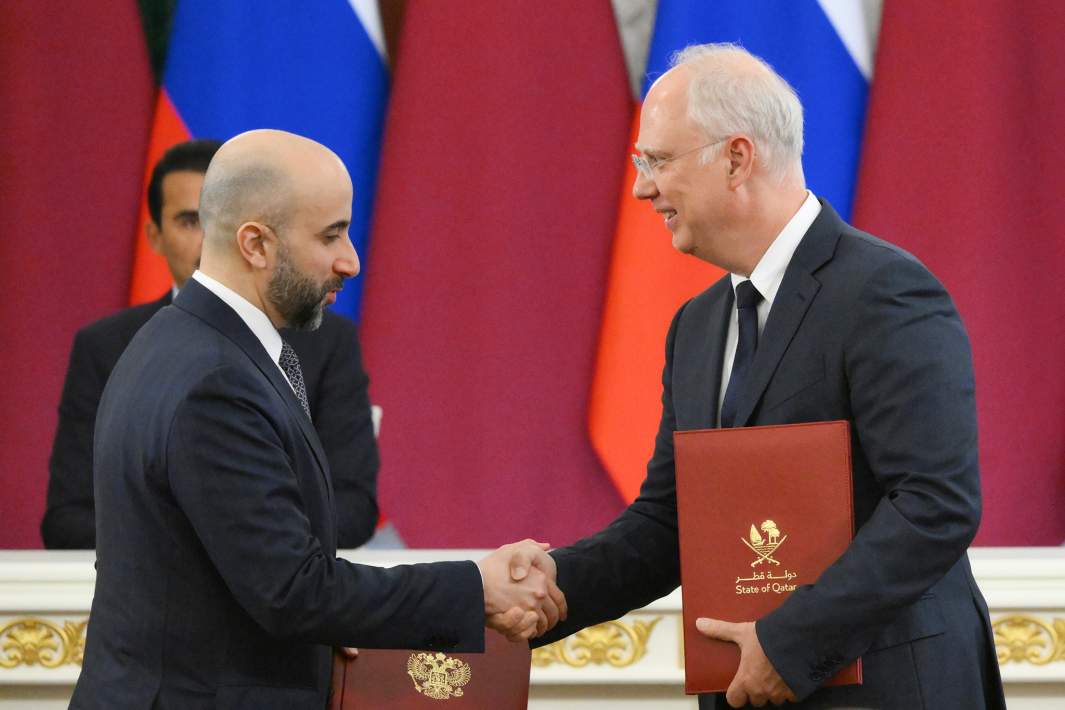 Генеральный директор РФПИ Кирилл Дмитриев (справа) и исполнительный директор катарского инвестиционного агентства Мухаммед Сейф Ас-Сувейди, 17 апреля 2025 года