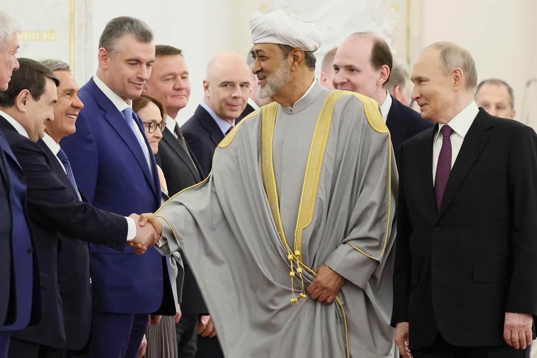 Президент РФ Владимир Путин и султан Омана Хейсам бен Тарек Аль Саид во время встречи в Москве. Второй слева: советник президента РФ Игорь Левитин, третий слева: глава Республики Татарстан Рустам Минниханов