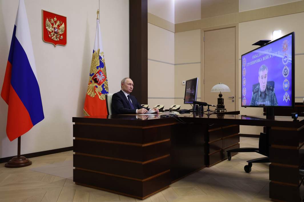 Президент РФ Владимир Путин в режиме видеоконференции проводит встречу с начальником Генерального штаба Вооруженных Сил РФ Валерием Герасимовым по Курской области. Валерий Герасимов докладывает президенту об освобождении Курской области от украинских формирований